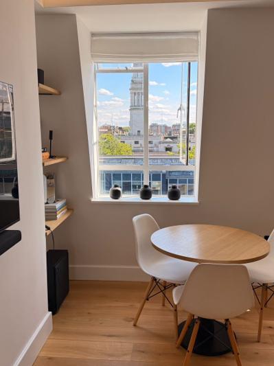 Marylebone dining nook with round table and city view