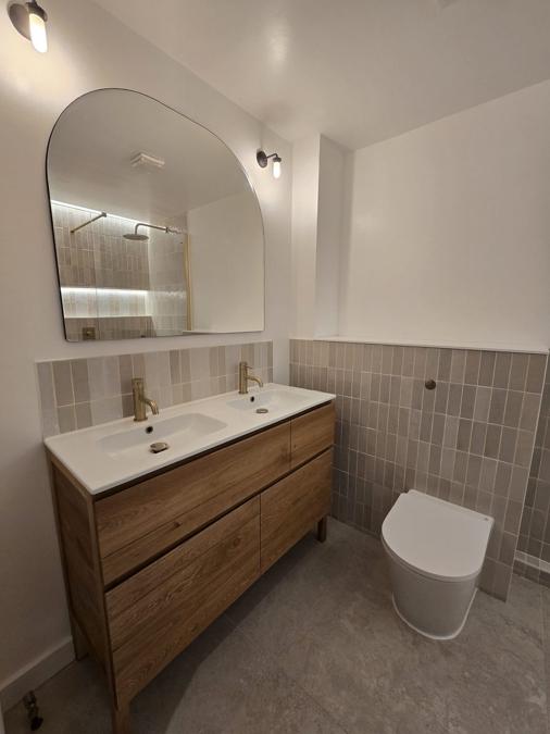 Second Rotherhithe bathroom with tiled shower enclosure and underfloor heating beneath tiled flooring
