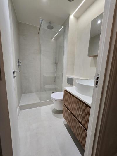 Marylebone second bathroom with wood slat panelling and round countertop basin